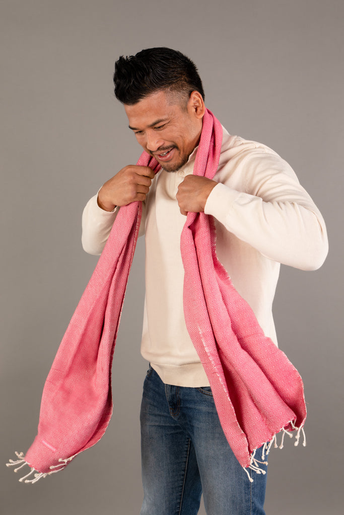 Le Grand Krama Chaud Rose Bonbon dans son écrin en feuille de palmier - Homme