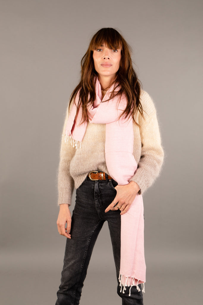 Le Grand Krama Chaud Epais Rose Clair dans son écrin en feuille de palmier - Femme