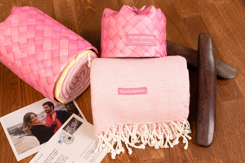 Le Grand Krama Chaud Epais Rose Clair dans son écrin en feuille de palmier - Femme