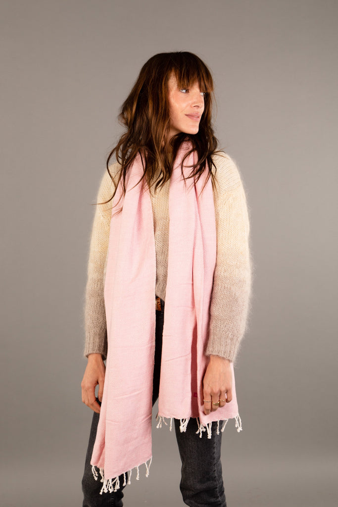 Le Grand Krama Chaud Rose Clair dans son écrin en feuille de palmier - Femme