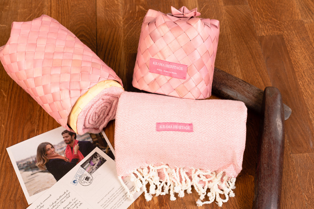 Le Grand Krama Chaud Rose Clair dans son écrin en feuille de palmier - Homme