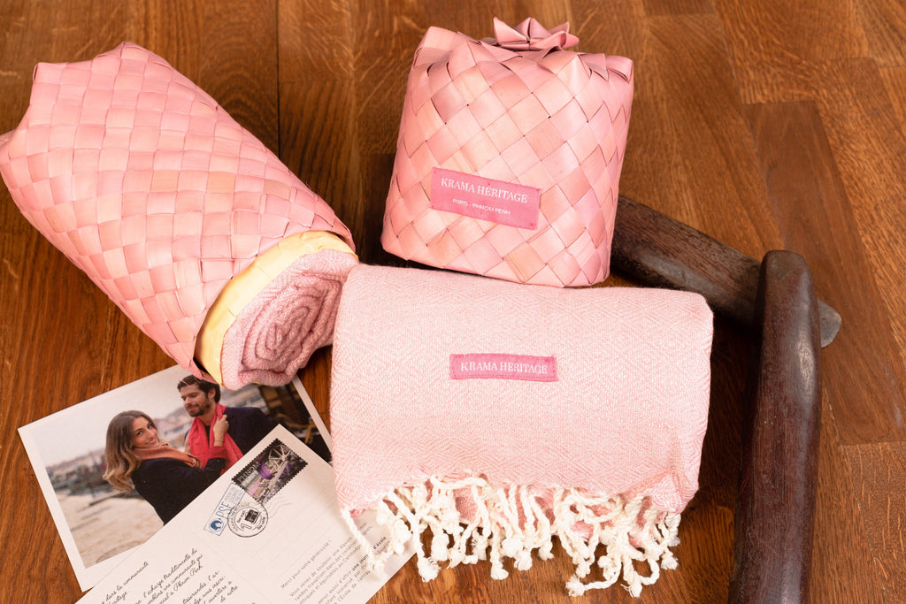 Le Grand Krama Chaud Rose Clair dans son écrin en feuille de palmier - Femme