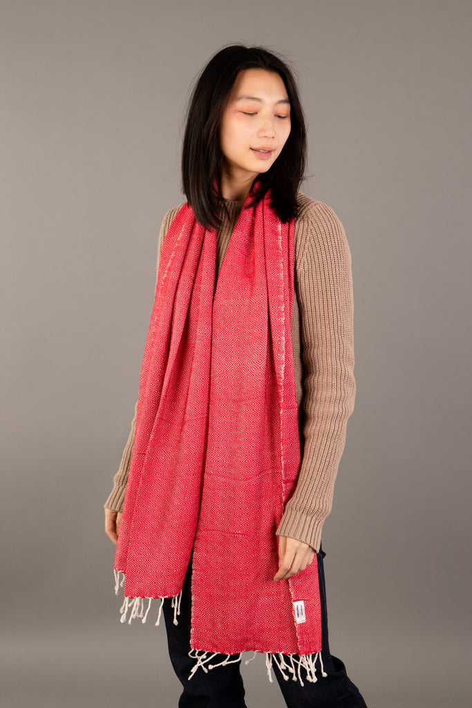 Le Grand Krama Chaud Epais Rouge Coquelicot dans son écrin en feuille de palmier - Femme