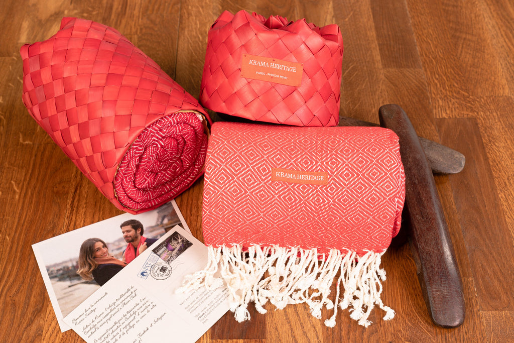 Le Grand Krama Chaud Epais Rouge Coquelicot dans son écrin en feuille de palmier - Femme