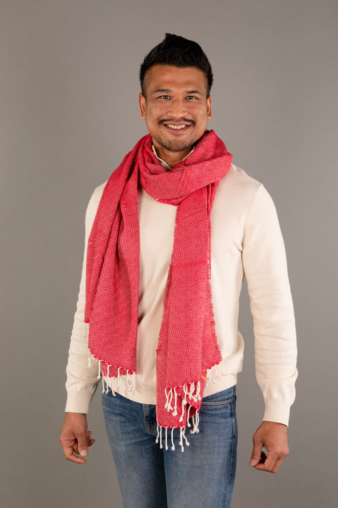 Le Grand Krama Chaud Epais Rouge Coquelicot dans son écrin en feuille de palmier - Homme