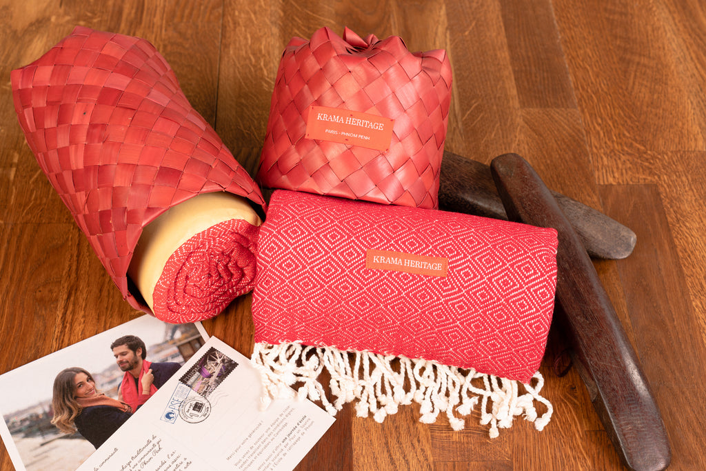 Le Grand Krama Chaud Rouge Coquelicot dans son écrin en feuille de palmier - Homme