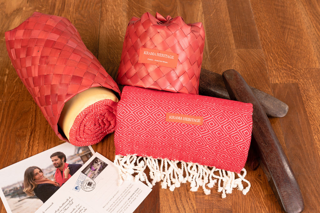 Le Grand Krama Chaud Rouge Coquelicot dans son écrin en feuille de palmier - Femme