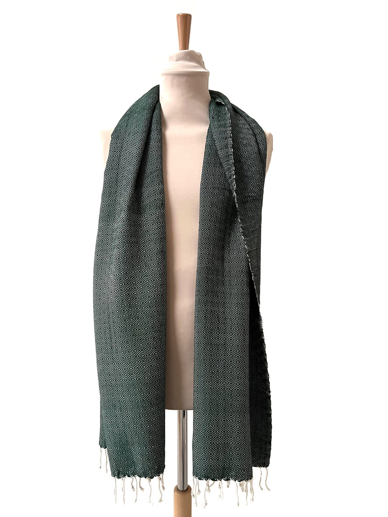 Le Grand Krama Chaud Vert Forêt dans son écrin en feuille de palmier - Femme