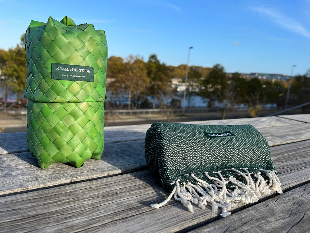 Le Grand Krama Chaud Vert Forêt dans son écrin en feuille de palmier - Femme