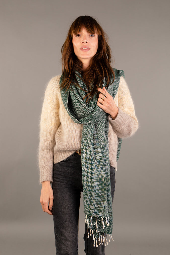 Le Grand Krama Chaud Epais Vert Forêt dans son écrin en feuille de palmier - Femme