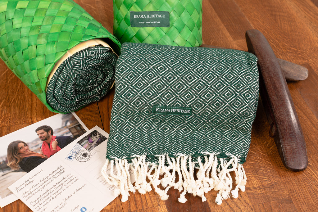 Le Grand Krama Chaud Epais Vert Forêt dans son écrin en feuille de palmier - Homme