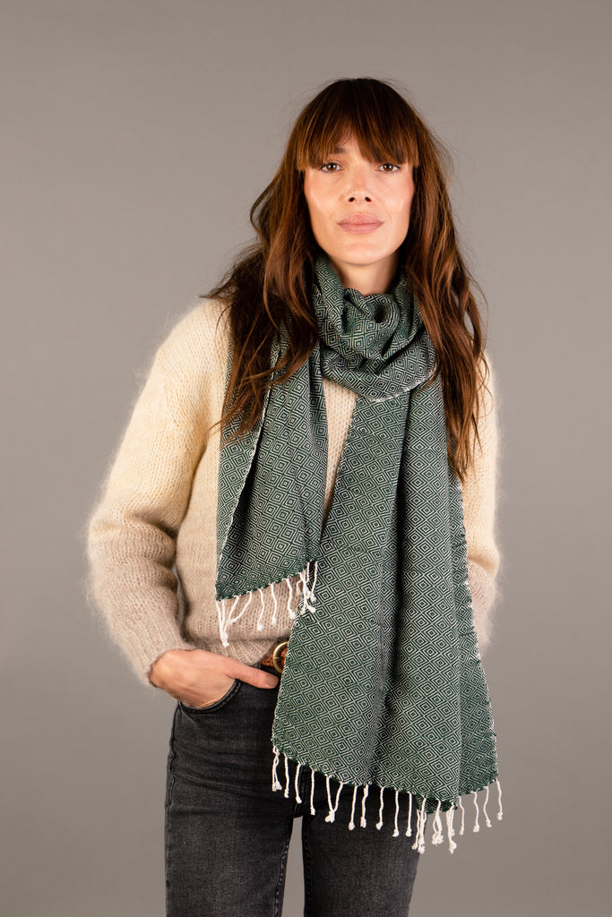 Le Grand Krama Chaud Vert Forêt dans son écrin en feuille de palmier - Femme