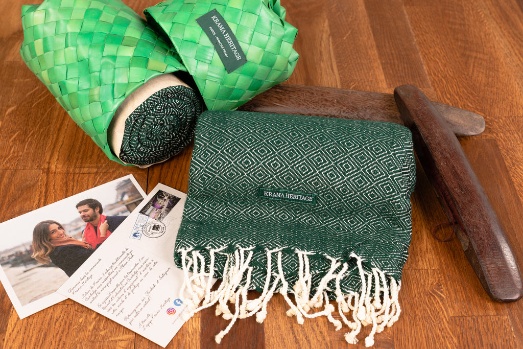 Le Grand Krama Chaud Vert Forêt dans son écrin en feuille de palmier - Homme