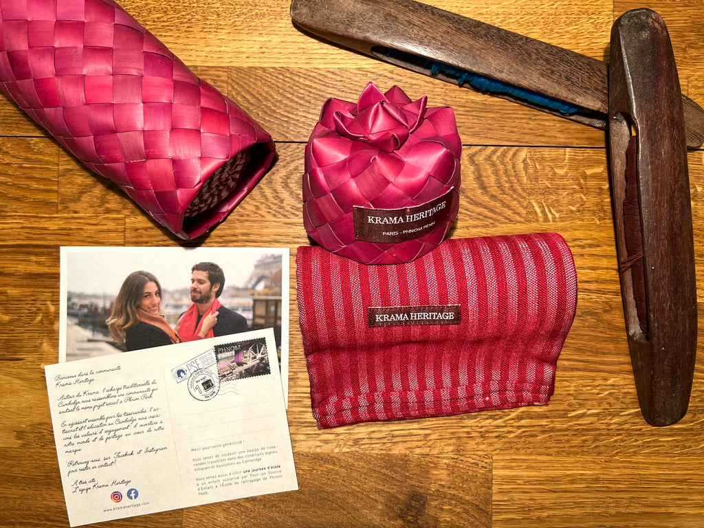 Le Grand Krama Origine Grenat dans son écrin en feuille de palmier - Femme