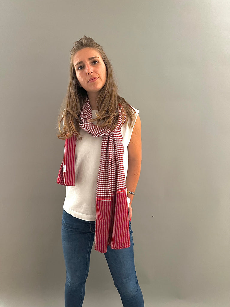 Le Grand Krama Origine Grenat dans son écrin en feuille de palmier - Femme