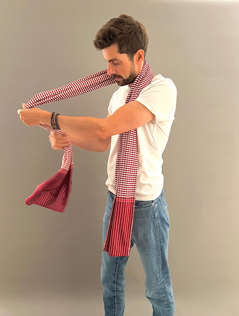 Le Grand Krama Origine Grenat dans son écrin en feuille de palmier - Homme