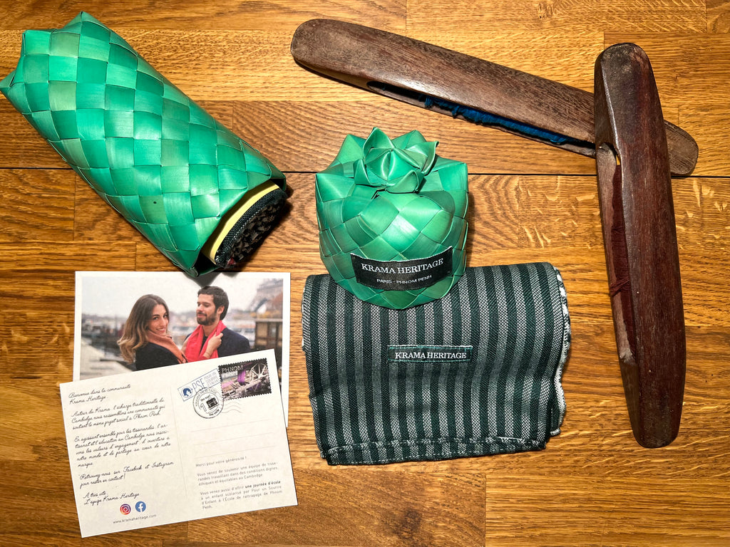 Le Grand Krama Origine Olive dans son écrin en feuille de palmier - Femme