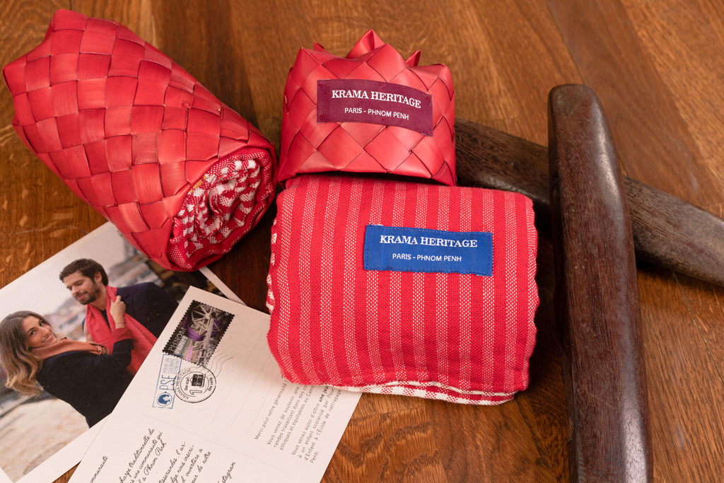 Le Grand Krama Origine Coquelicot dans son écrin en feuille de palmier - Homme