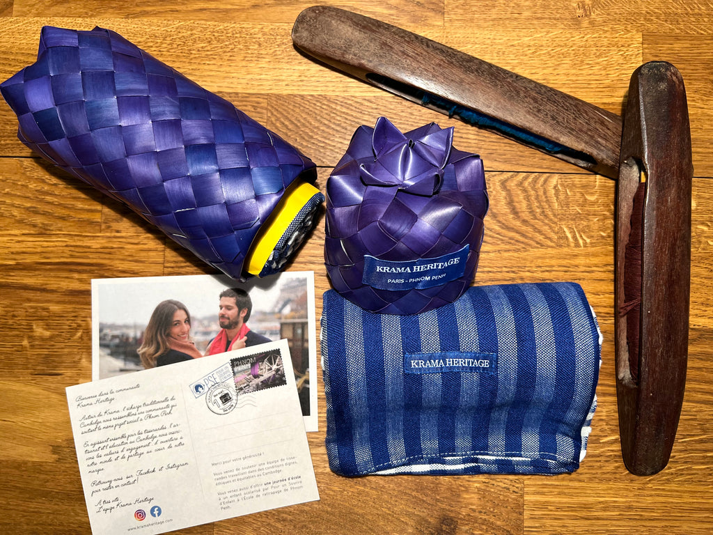 Le Grand Krama Pop Bleu dans son écrin en feuille de palmier - Homme