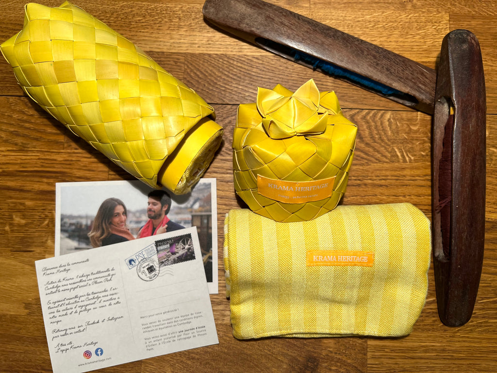 Le Grand Krama Pop Jaune dans son écrin en feuille de palmier - Homme