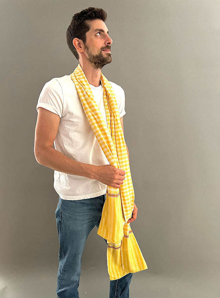 Le Grand Krama Pop Jaune dans son écrin en feuille de palmier - Homme