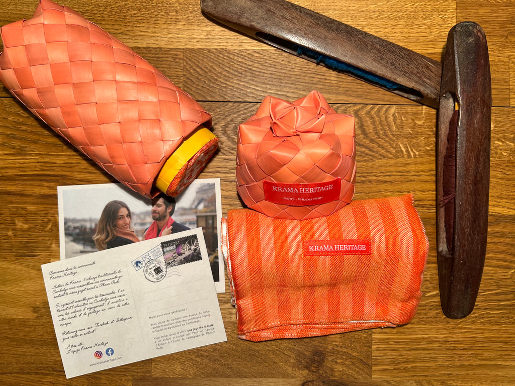 Le Grand Krama Pop Orange dans son écrin en feuille de palmier - Femme