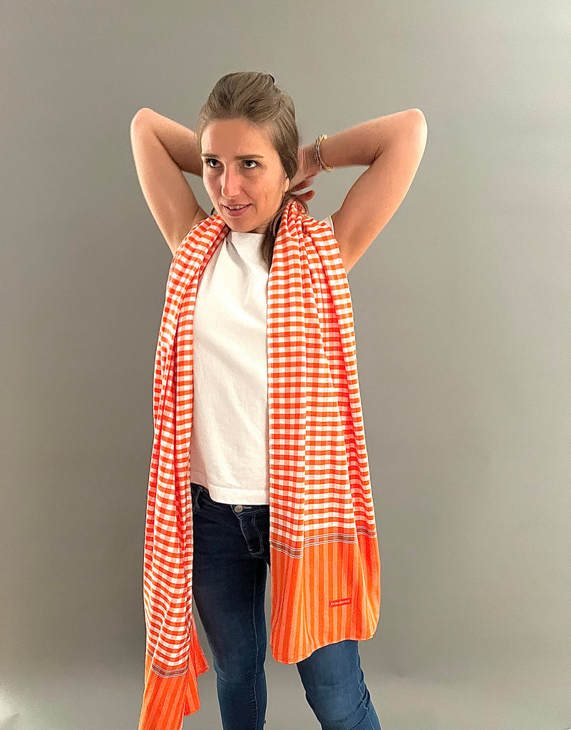 Le Grand Krama Pop Orange dans son écrin en feuille de palmier - Femme