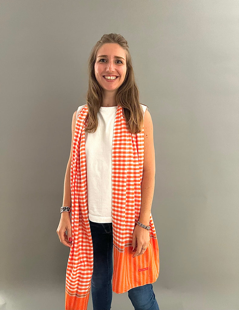 Le Grand Krama Pop Orange dans son écrin en feuille de palmier - Femme