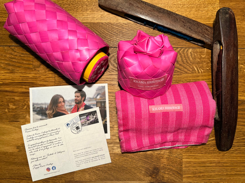 Le Grand Krama Pop Rose dans son écrin en feuille de palmier - Femme