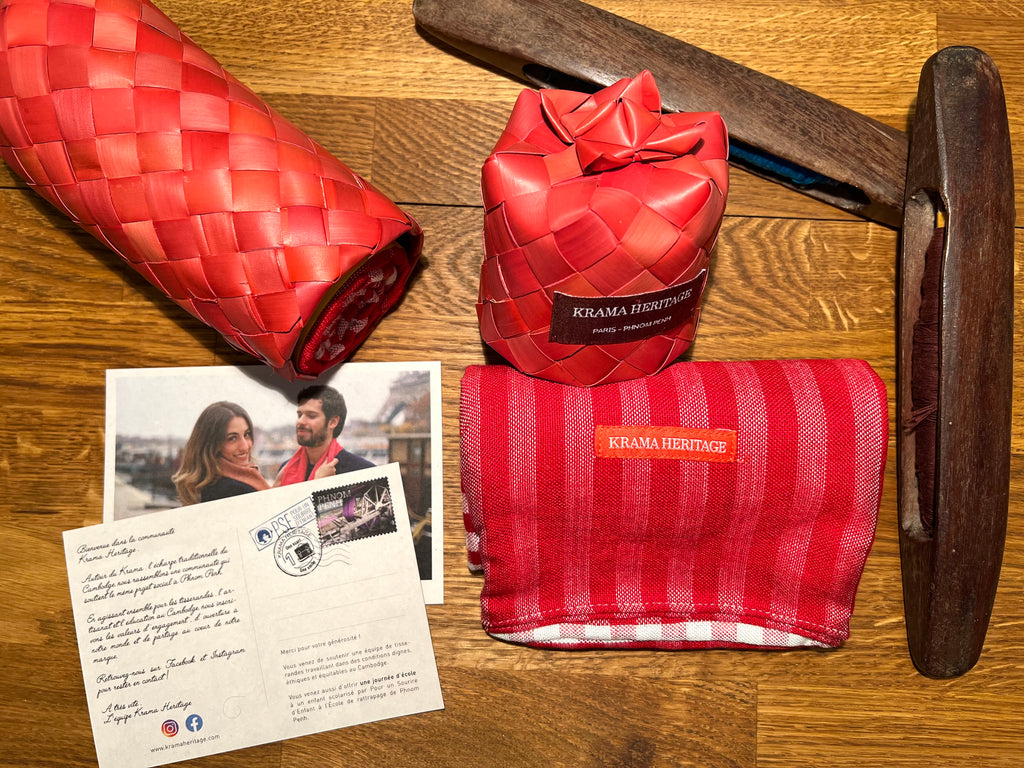 Le Grand Krama Pop Rouge dans son écrin en feuille de palmier - Femme