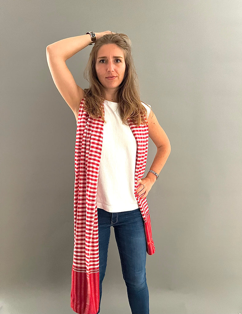 Le Grand Krama Pop Rouge dans son écrin en feuille de palmier - Femme