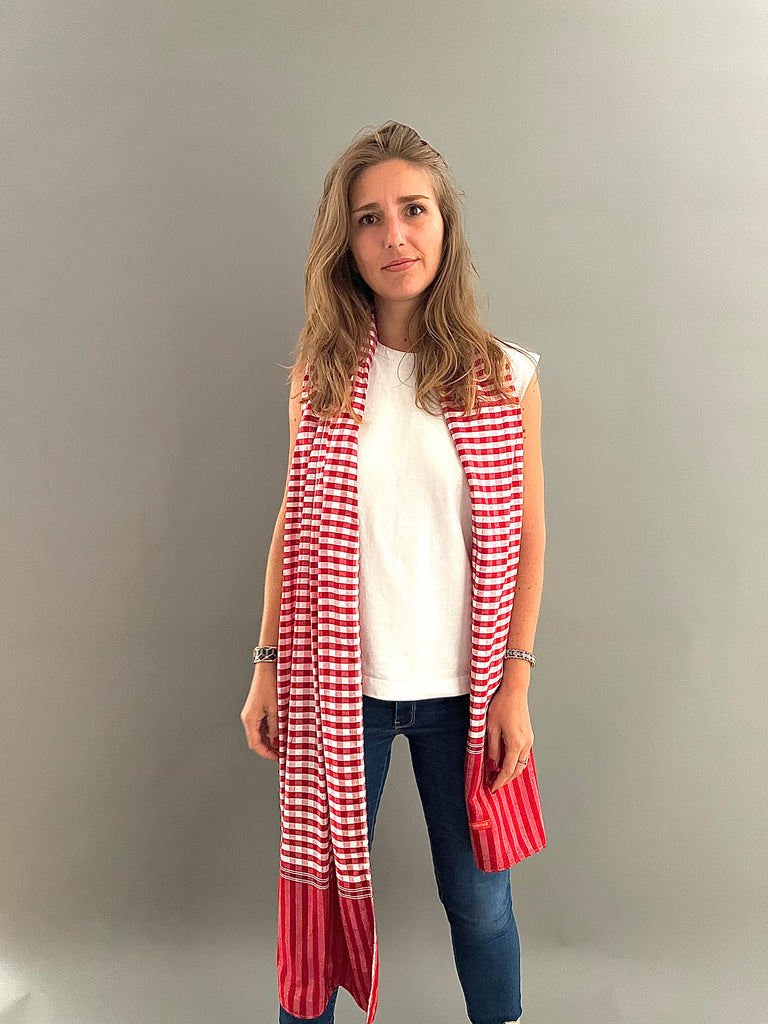 Le Grand Krama Pop Rouge dans son écrin en feuille de palmier - Femme