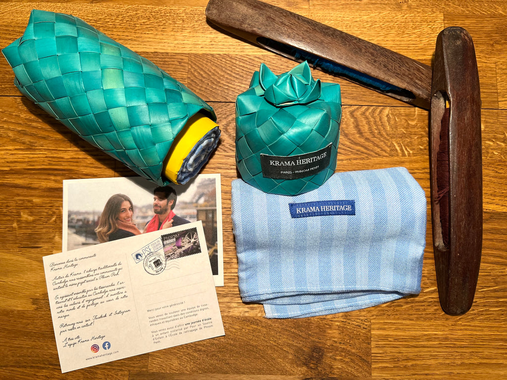 Le Grand Krama Pop Turquoise dans son écrin en feuille de palmier - Femme