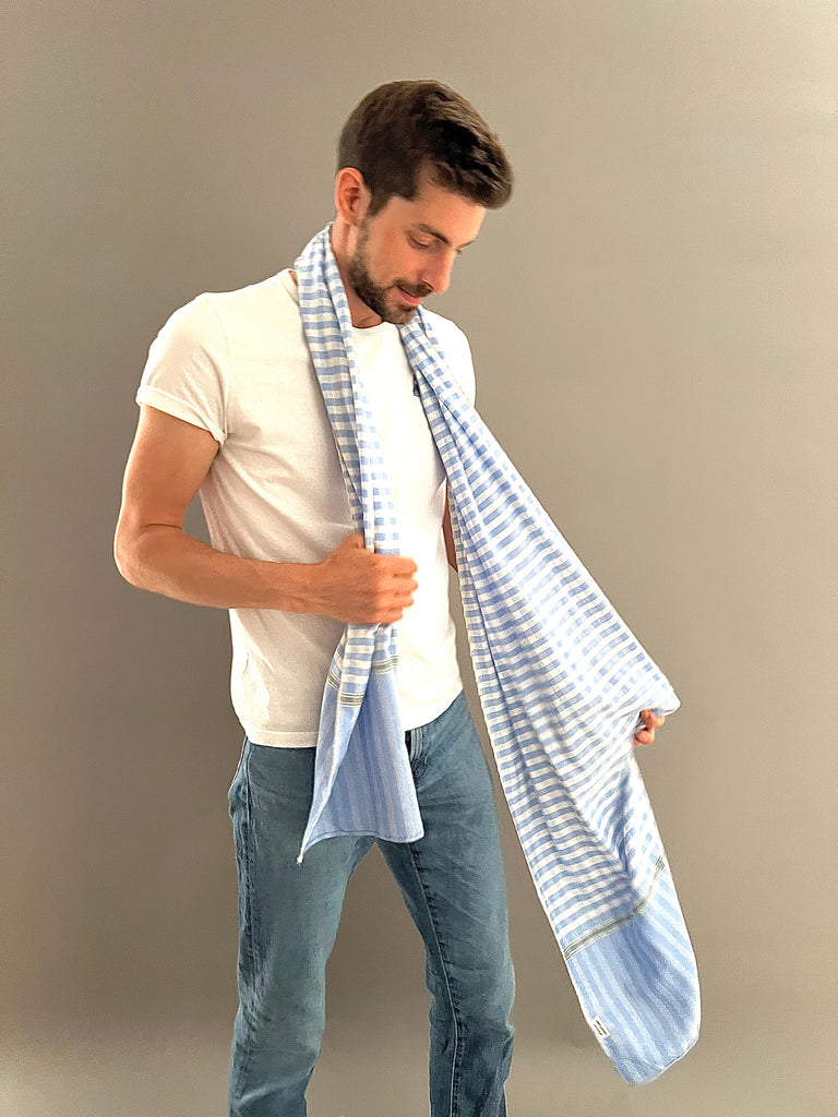 Le Grand Krama Pop Turquoise dans son écrin en feuille de palmier - Homme