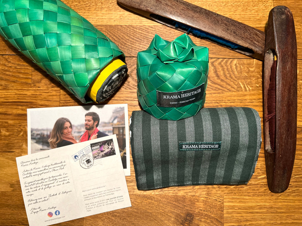 Le Grand Krama Pop Vert dans son écrin en feuille de palmier - Femme