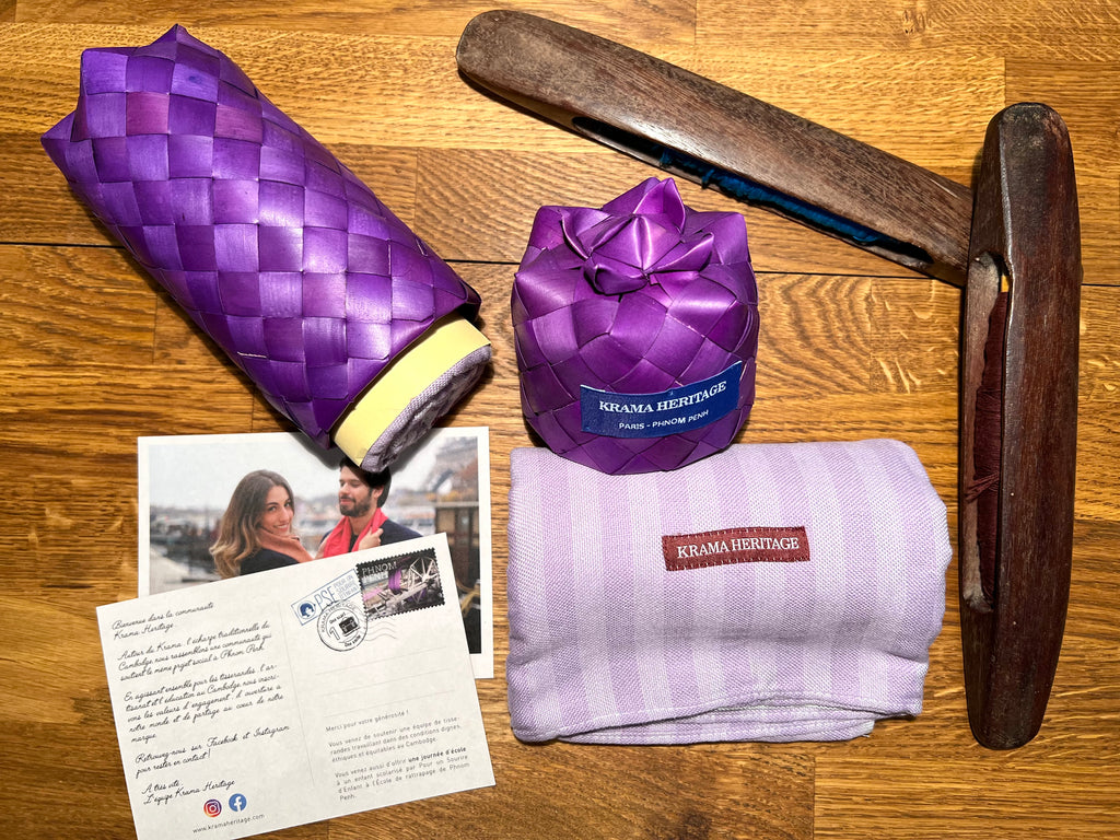 Le Grand Krama Pop Violet dans son écrin en feuille de palmier - Homme