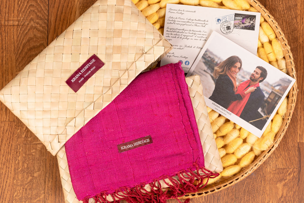 Le Grand Krama Brut Fushia dans son écrin en feuille de palmier - Homme