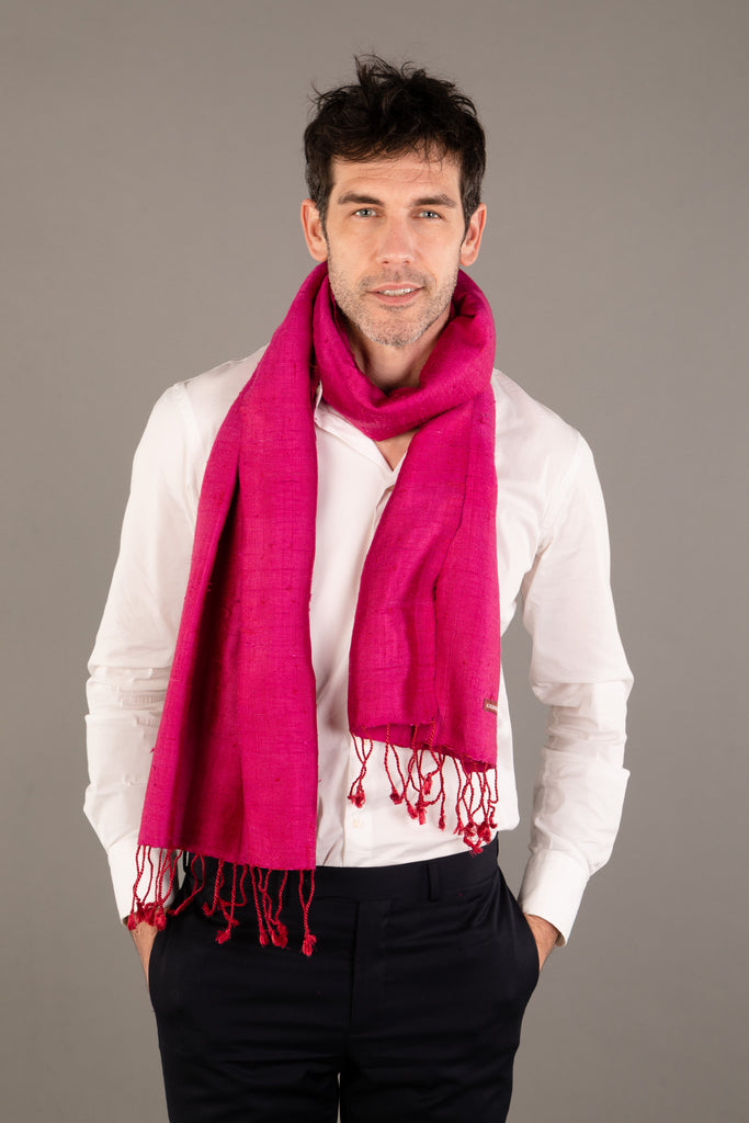 Le Grand Krama Brut Fushia dans son écrin en feuille de palmier - Homme