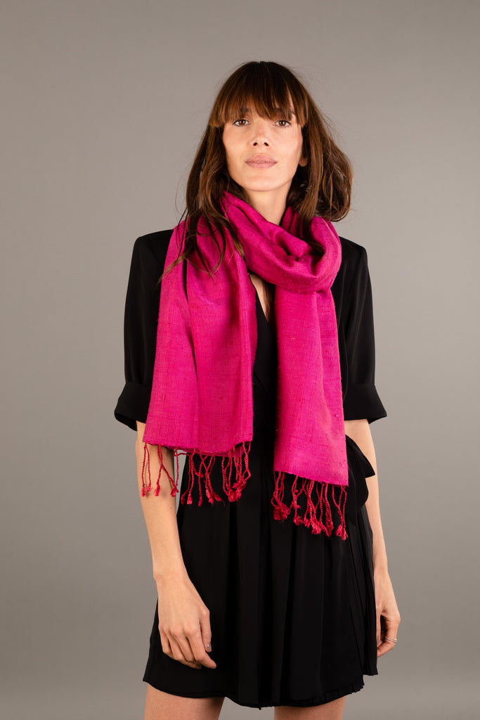 Le Grand Krama Brut Fushia dans son écrin en feuille de palmier - Femme