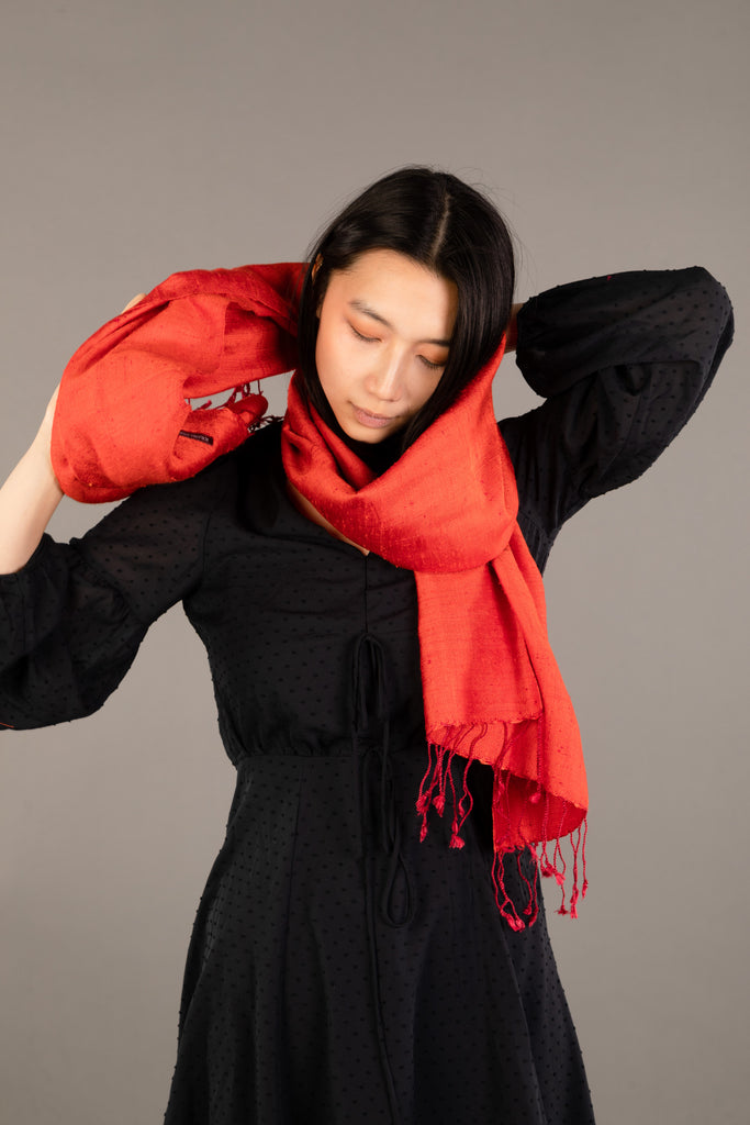 Le Grand Krama Brut Orangé dans son écrin en feuille de palmier - Femme