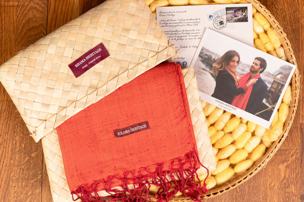 Le Grand Krama Brut Orangé dans son écrin en feuille de palmier - Homme