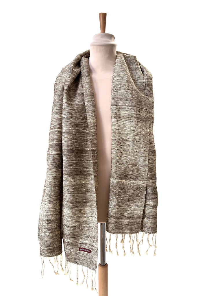 Le Grand Krama Brut Sable dans son écrin en feuille de palmier - Femme