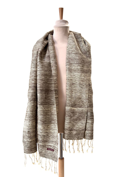 Le Grand Krama Brut Sable dans son écrin en feuille de palmier - Femme