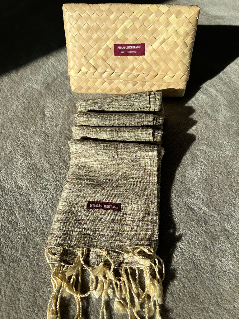 Le Grand Krama Brut Sable dans son écrin en feuille de palmier - Femme