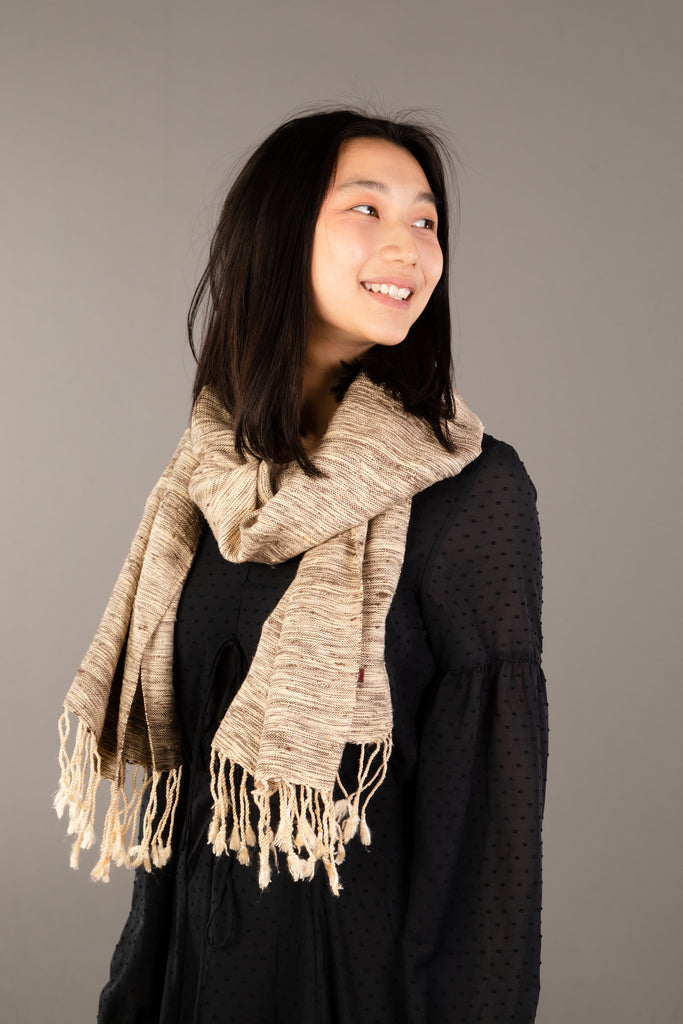 Le Grand Krama Brut Sable dans son écrin en feuille de palmier - Femme