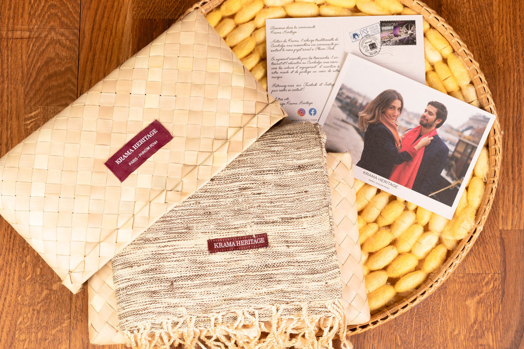 Le Grand Krama Brut Sable dans son écrin en feuille de palmier - Femme