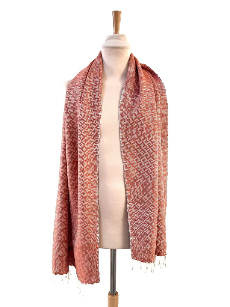 Le Krama Chaud Beige Ocre dans son écrin en feuille de palmier - Homme