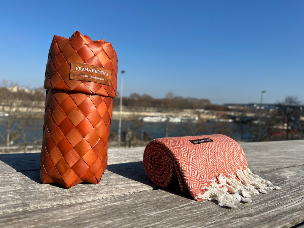 Le Krama Chaud Beige Ocre dans son écrin en feuille de palmier - Homme