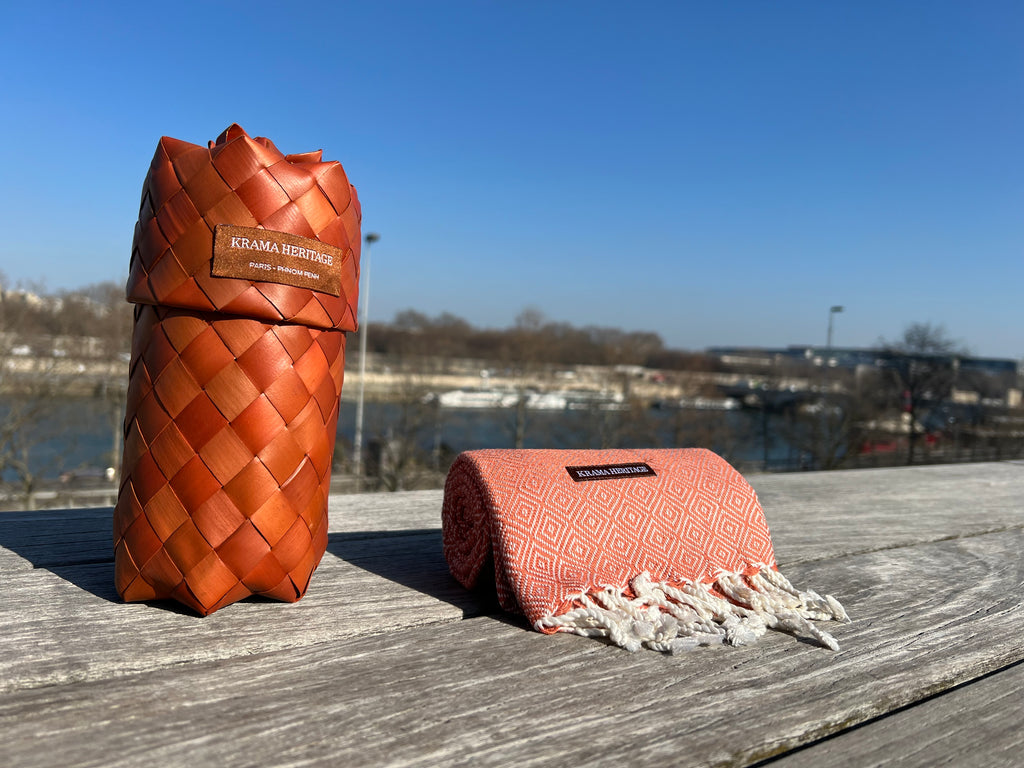 Le Krama Chaud Beige Ocre dans son écrin en feuille de palmier - Femme