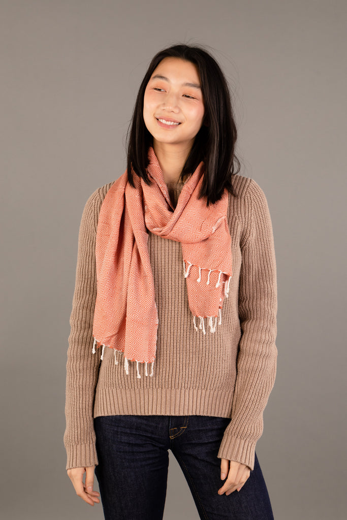 Le Krama Chaud Beige Ocre dans son écrin en feuille de palmier - Femme